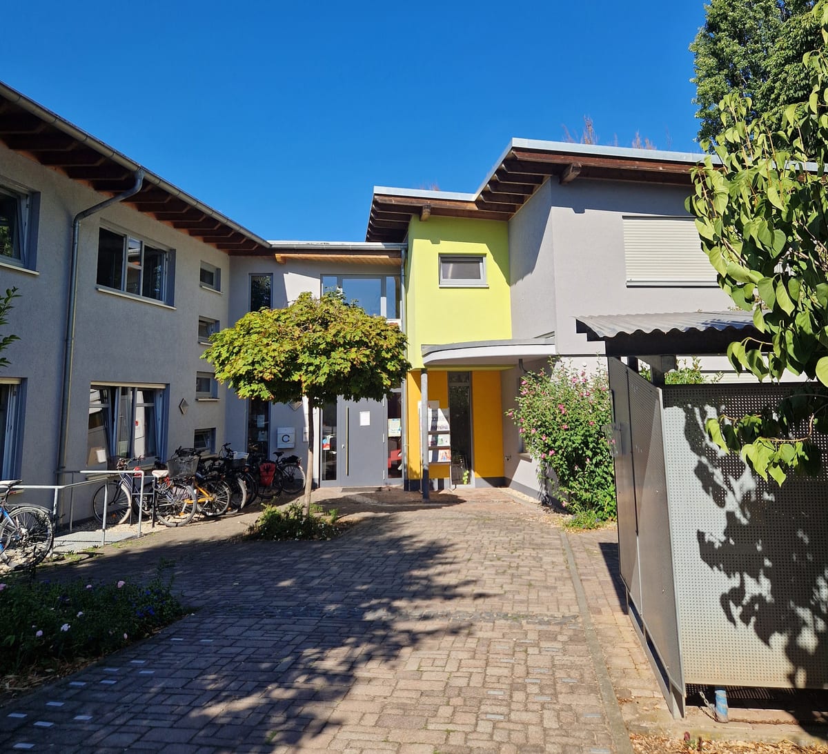 Der Innenhof des Zentrums für Jung und Alt in Langen mit begrünter Fassade